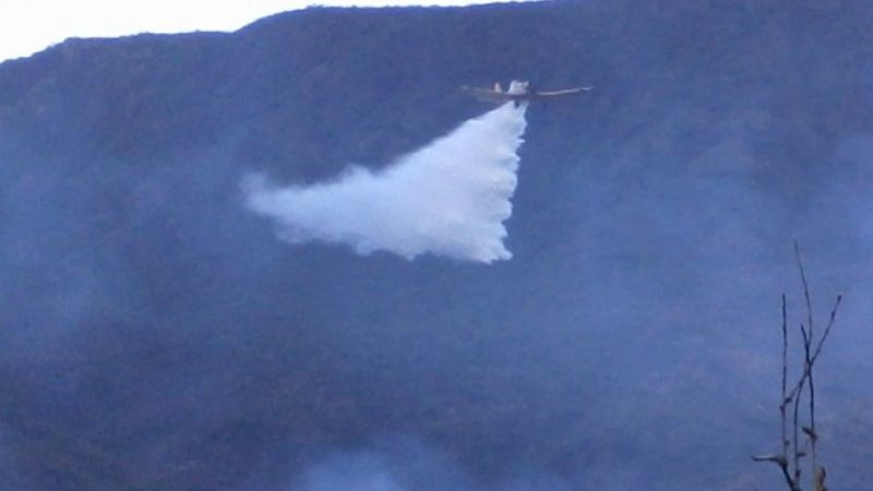 Con colaboración del avión hidrante, controlan incendio en Valle Viejo