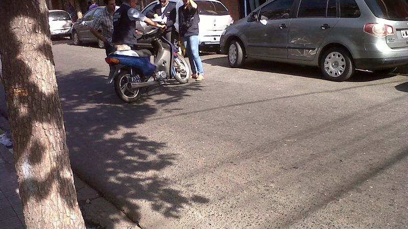 Motociclista chocó contra un auto estacionado