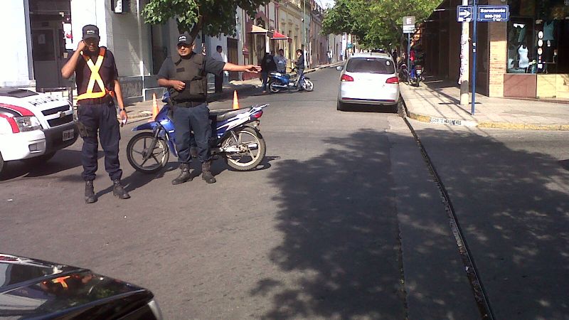 Motociclista chocó contra un auto estacionado