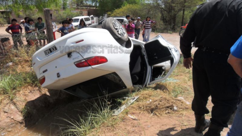 Volcó a un canal de riego y fue rescatado por vecinos
