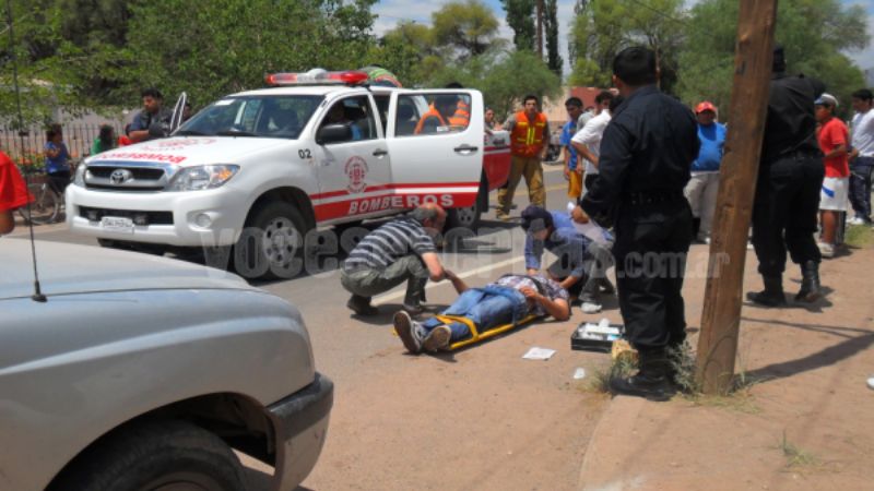 Volcó a un canal de riego y fue rescatado por vecinos