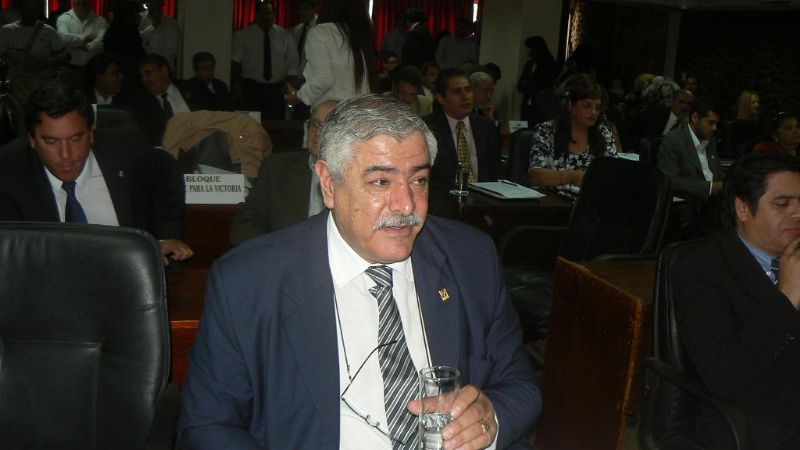 Media sanción a la modificación del régimen de licencias