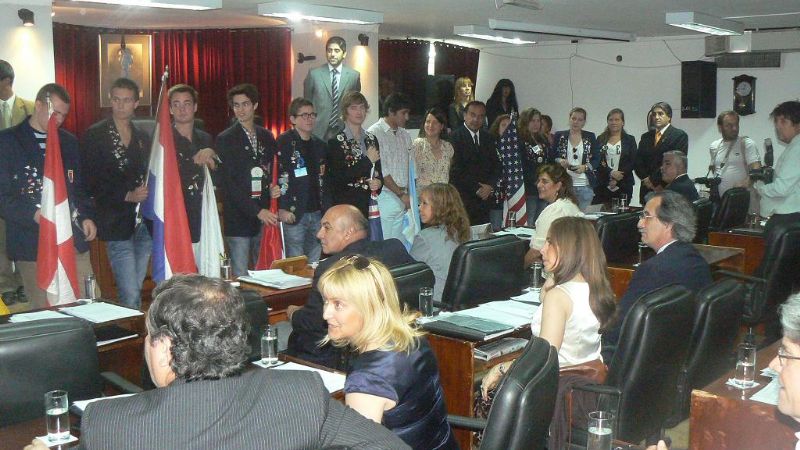 Media sanción a la modificación del régimen de licencias