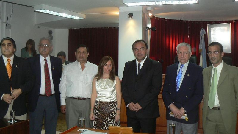 Media sanción a la modificación del régimen de licencias