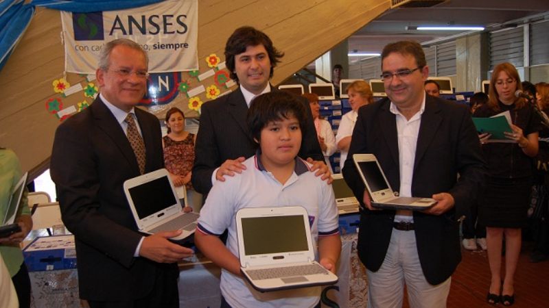 Aguirre y Molina entregaron 209 netbooks en la Sarmiento- Moreno