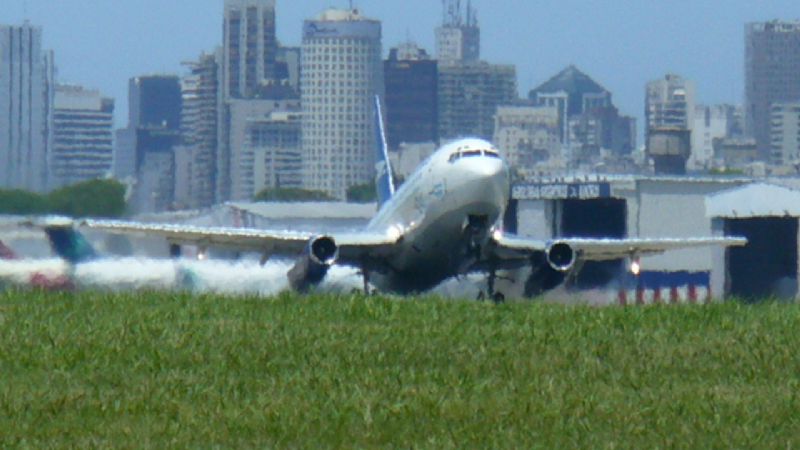 Catamarqueños varados en Aeroparque por suspensión y cancelación de vuelos
