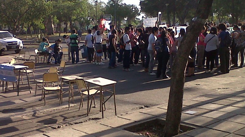 Estudiantes de Humanidades cortaron avenida Belgrano