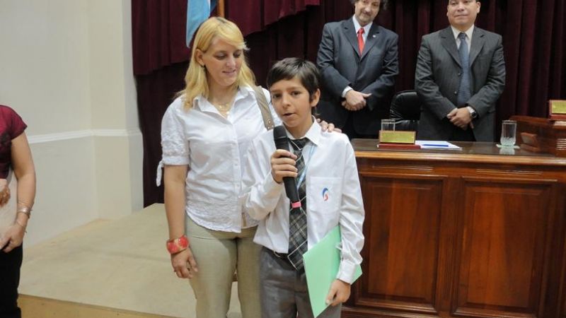 Distinguen a alumno ganador de Olimpiadas Atacalar de Matemática