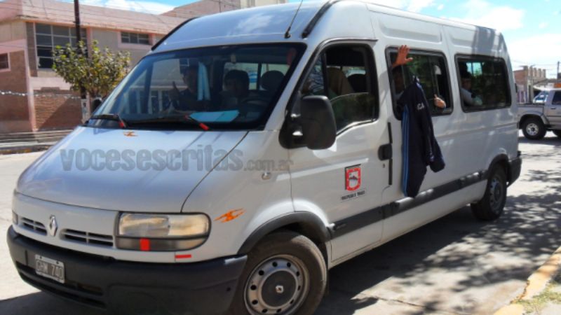 Combi con deportistas tinogasteños chocó en La Cebila