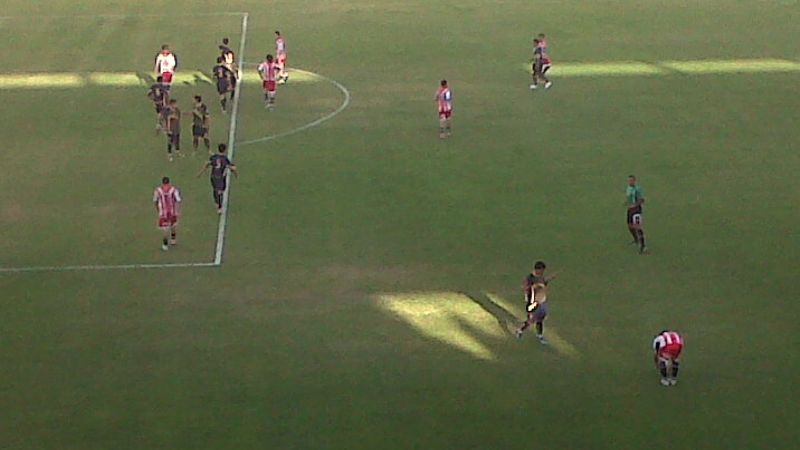 Con algunas polémicas, Policial se llevó el clásico y quedó como único escolta