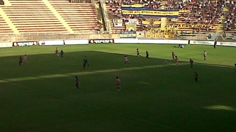 Con algunas polémicas, Policial se llevó el clásico y quedó como único escolta