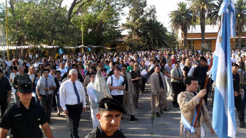 Multitudinario recibimiento de la Virgen en el CAPE