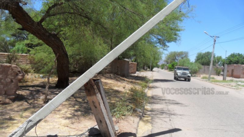 Por enviar un mensaje de texto, conductor chocó contra un poste