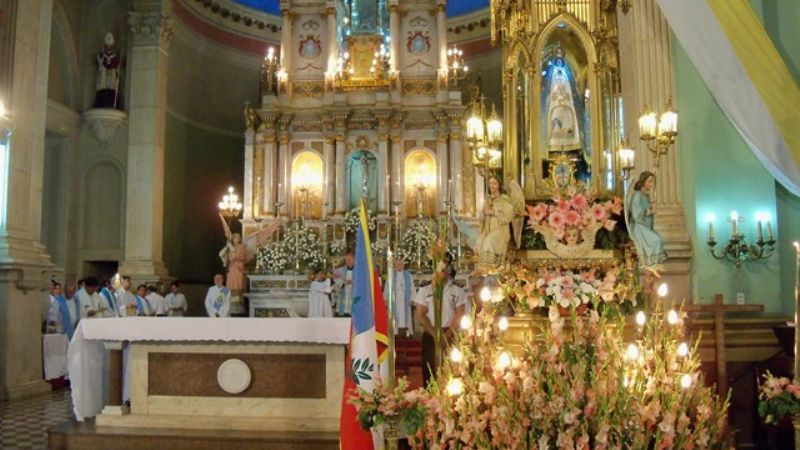 La Virgen bajó del Presbiterio