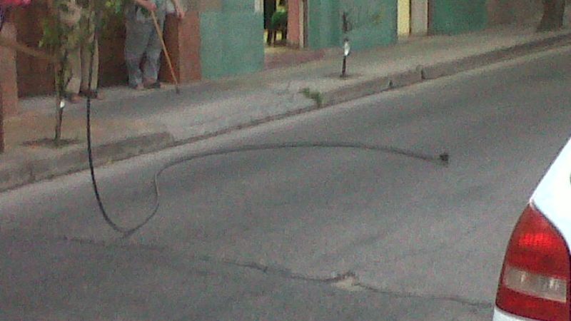 Cable cortado en el suelo