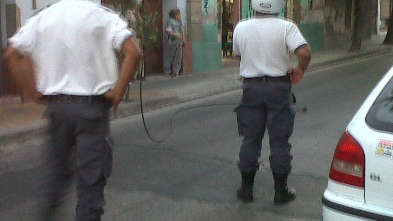 Cable cortado en el suelo