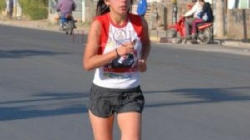 Paola Maza ganó la juvenil en el maratón de El Liberal 