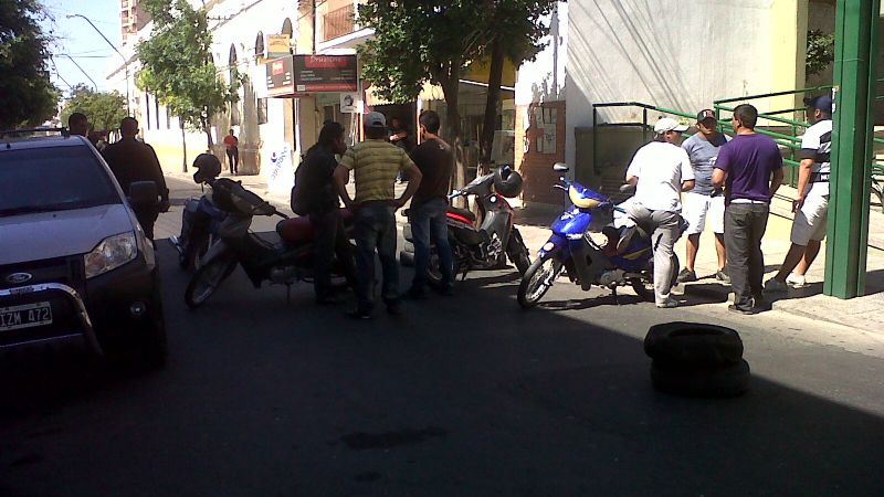 Trabajadores realizan un piquete pidiendo el pago de una importante deuda