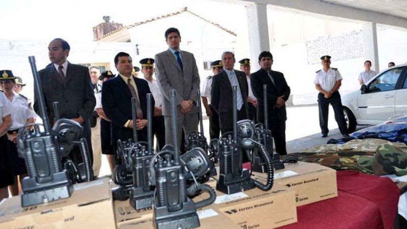 Entregan móvil, uniformes y elementos a la Policía 