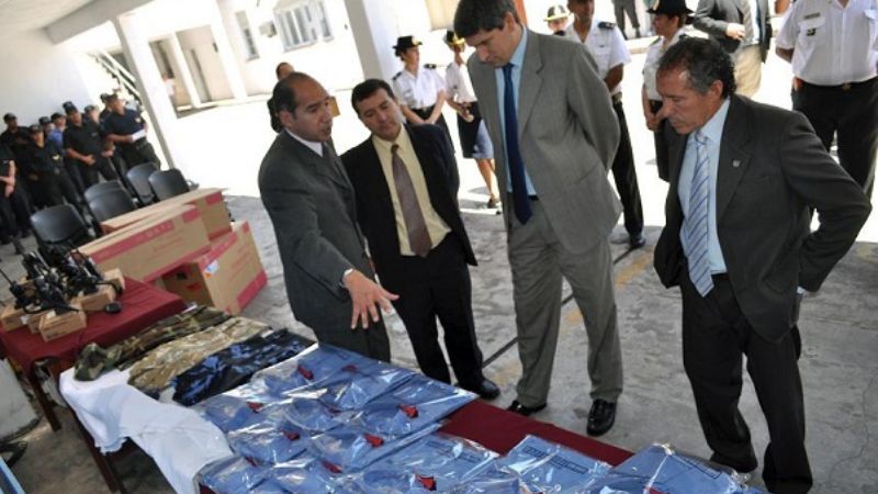 Entregan móvil, uniformes y elementos a la Policía 