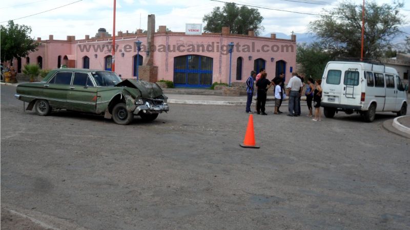 Chocaron auto y combi en Fiambalá