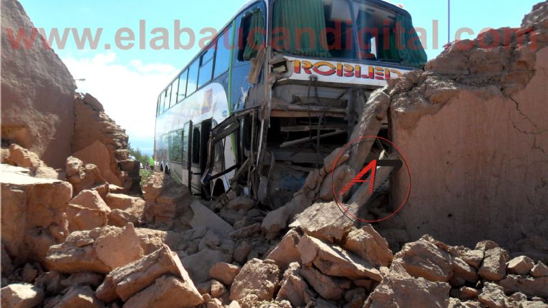 Colectivo se incrustó en vivienda de adobe