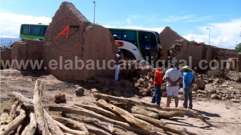 Colectivo se incrustó en vivienda de adobe