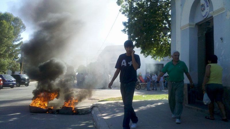 Tomaron la municipalidad de Chumbicha y amenazan con incendiar todo