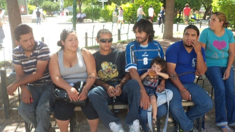 Dos mujeres amenazan con tirarse de un árbol