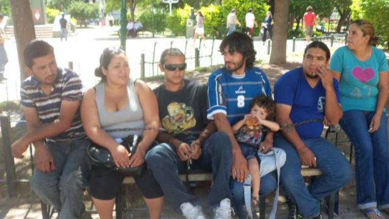 Encadenados frente a Casa de Gobierno