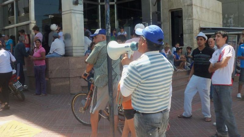 Beneficiarios de planes de empleo hicieron piquete