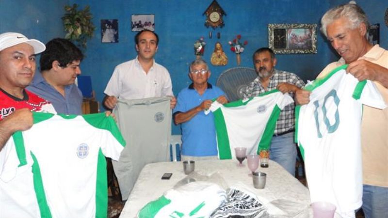 Entregan indumentaria a entidades deportivas