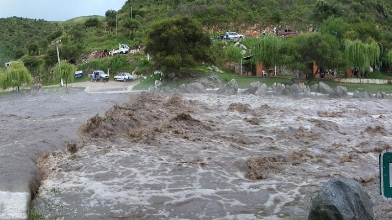 Torrencial crecida de río aisló a veraneantes en Las Juntas