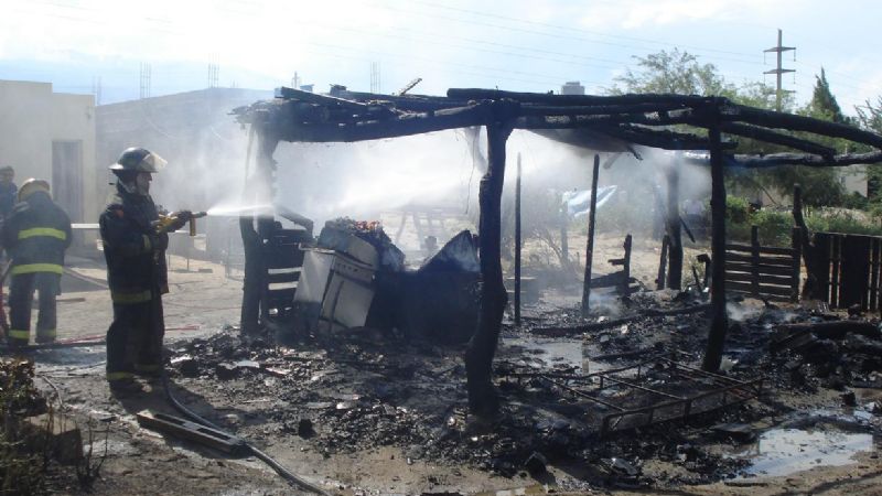 Precaria vivienda sufrió importantes daños en un incendio