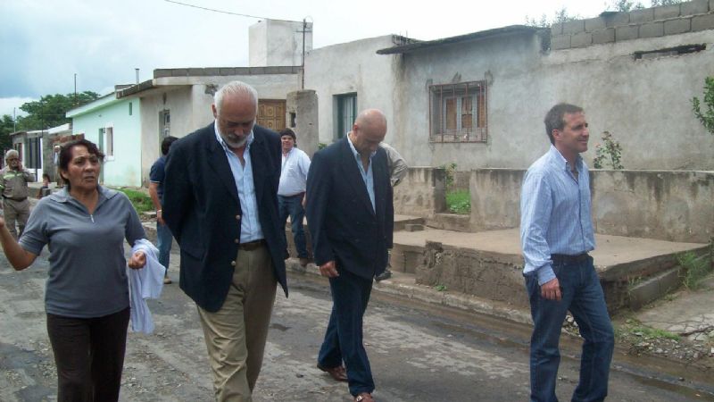 Reparan el pavimento sobre calle La Rioja 