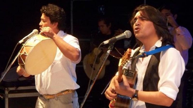 Los Calchas presentes en la serenata a Cafayate