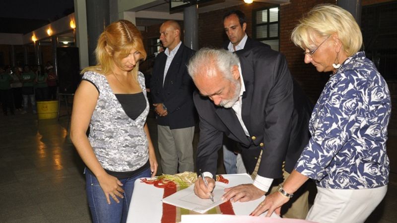 Se entregaron escrituras a vecinos de barrios Municipal y La Victoria 