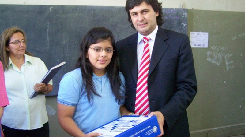 Aguirre entregó netbooks a alumnos de “La Fray”