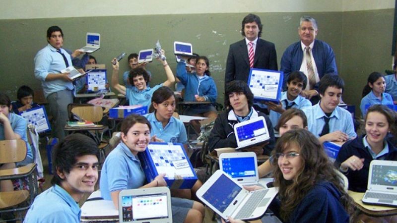 Aguirre entregó netbooks a alumnos de “La Fray”