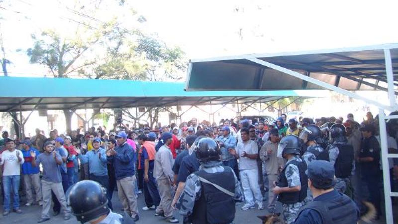 Escandalosos disturbios en protesta de empleados estatales