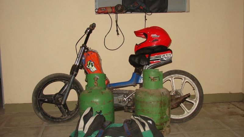 En allanamiento, detienen a tres personas y secuestran varios elementos