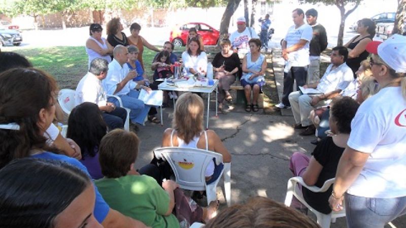 Fadel con los vecinos de Bº 9 de Julio 