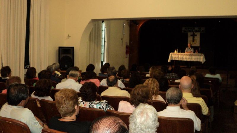 Conferencia sobre \"La familia celebra el Bicentenario\"