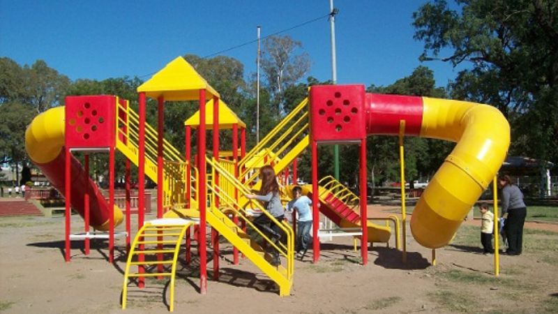 Se instalaron dos nuevos juegos integradores en plazas de la Capital