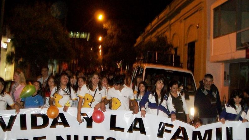 Colorida caminata por la vida