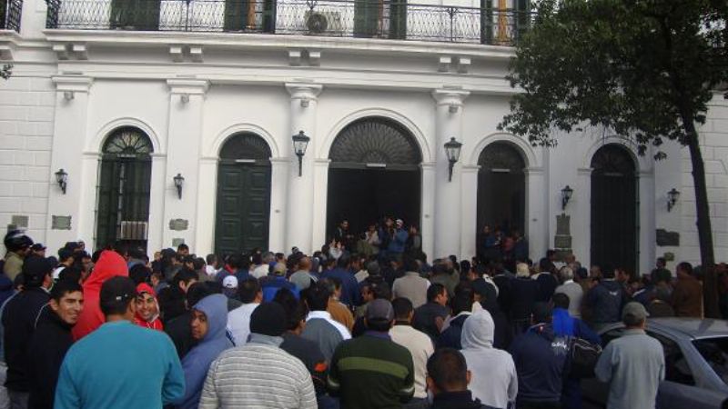Tras la toma de Casa Gobierno, se destrabó el conflicto con la Policía