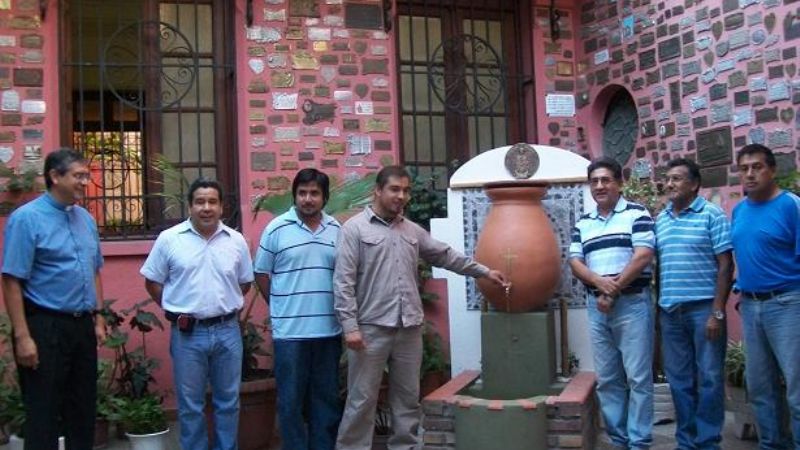 Reubican el tinajón con agua bendita en patio de la Catedral 