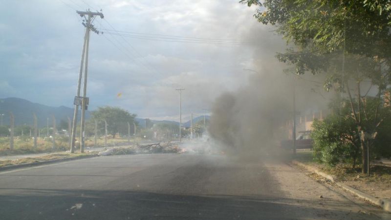 Vecinos usurpan viviendas y cortan calle