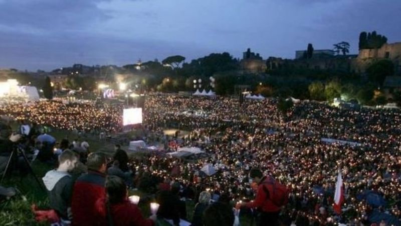 Multitudinaria vigilia a horas de la beatificación de Juan Pablo II