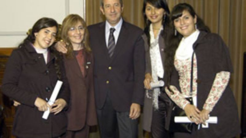 Ganadoras de concurso literario con Cobos y Monllau 